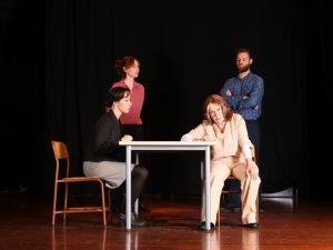 Gülin-Zeynep Özyağcılar anne-kız rolüyle seyirci karşısında