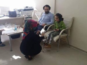 Öğrencilere işitme testi