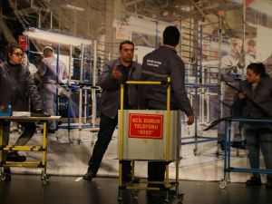 Fabrika işçileri hem yazdı hem oynadı