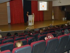 Çiğli’de vatandaşlara obezite ve diyet anlatıldı