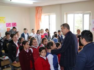 Çivril Belediyesinden öğrencilere diş seti