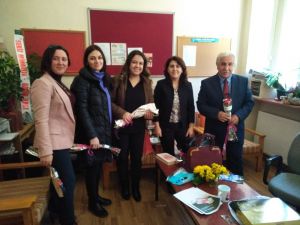 Öğretmenlerin gününü karanfille kutladılar