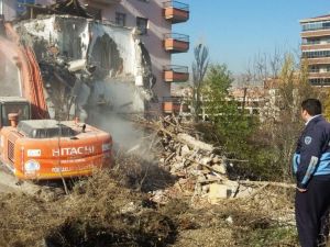 Pursaklar’da metruk yapılar yıkıldı