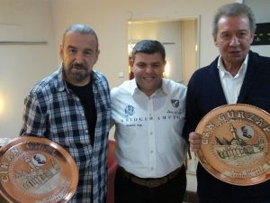 Turizm elçisinden tiyatro oyuncularına anlamlı hediye