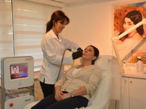 İzmir’deki cihaz kişilerin 10 yıl sonraki görüntüsünü ekrana yansıtıyor