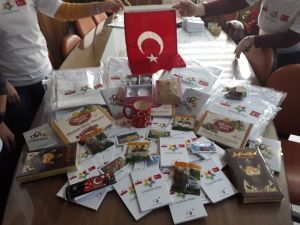 Manisalı öğrencilerden Polonyalı proje ortaklarına hediye