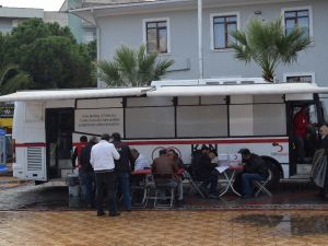 Menemen’de Kızılay’a büyük ilgi