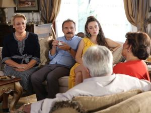 “Aile Arasında” İzmir’i kahkahaya boğacak