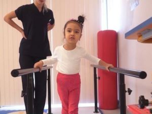 Serebral palsi hastası Azerbaycanlı küçük Damla, Denizli’de yürümeyi başardı