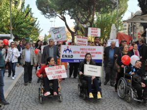 Engellilerden bandolu yürüyüş