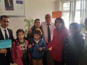 Özel öğrenciler protokole pankart hediye etti