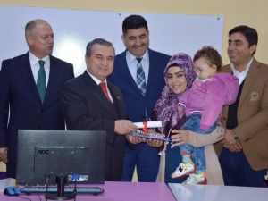 Sertifikalarını almaya çocuklarıyla geldiler