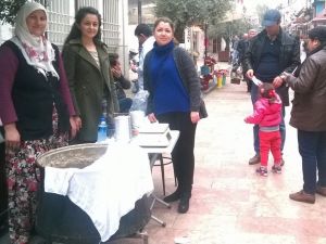 Efeler’de okul yararına keşkekli kermes düzenlendi