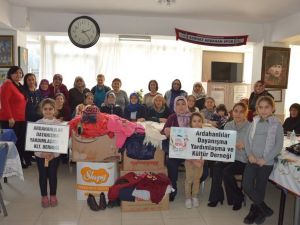 Manisa’daki Ardahanlılar’dan memleketlerine giyim ve kırtasiye desteği