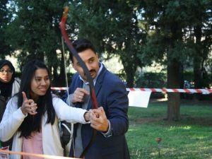 Üniversite öğrencilerine ok atış talimi