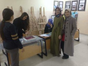 Şaphane’de ’Ebru kursu’ ilgi görüyor
