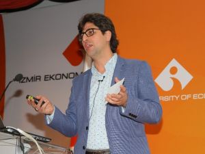 İzmir Ekonomi’de iletişimin gücü konuşuldu
