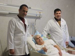Boynu kırılan yaşlı kadın, 5 ay sonra yürüdü