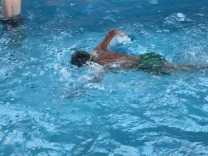 Salihli’de engeller yüzerek aşılıyor