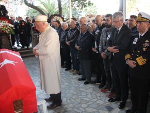 Toygar Işıklı babasını son yolculuğuna uğurladı
