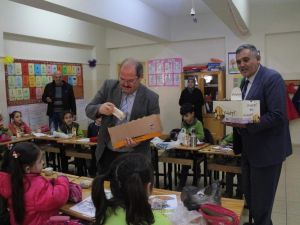 Wuppertal Kütahyalılar Derneği’nden Şaphane İlkokulu’na kırtasiye yardımı