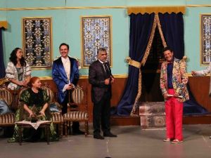 “Akidezadeler” Bayraklı’da salona sığmadı