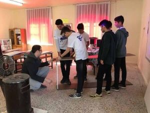 Liseli sağlıkçılardan köy okuluna destek