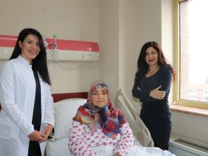 52 yaşındaki kadının karnından 3 kiloluk kitle çıkartıldı