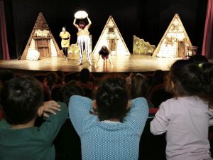 Konaklı miniklerin tiyatro keyfi