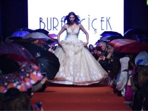 Sokak defilesine yağmur bile engel olamadı