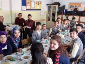 Aslanapa Ortaokulu ’Yerli Malı Haftası’nı kutladı