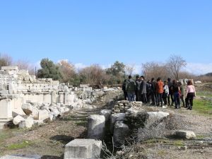 Arkeolog adayları Stratonikeia Antik Kenti’ni gezdi