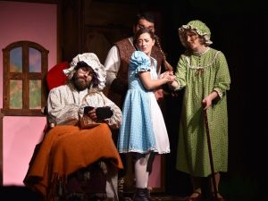 Minikler kırmızı başlıklı kız ile eğlendi