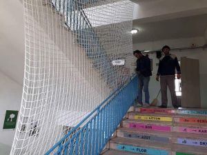 Ortaokul merdivenlerine fileli koruma