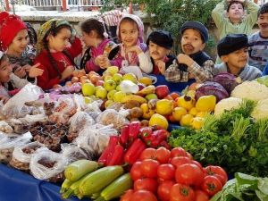 Öğrenciler okullarına destek için pazarcı oldu