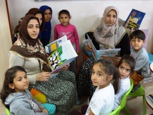 Çocuklar evde aileleriyle birlikte kitap okuyacak