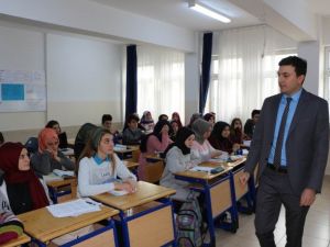 Anadolu Lisesi’nin öğrencileriyle buluştu