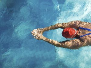 "Yüzmek skolyozu olumsuz etkileyebilir"