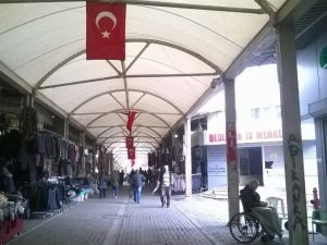 Çarşı esnafı direnmeye çalışıyor