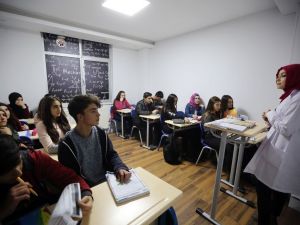 Gençler üniversiteye Yenimahalle’de hazırlanıyor