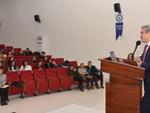 Başkan Alıcık, üniversitelilere yerel yönetimi anlattı