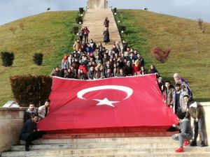 DPÜ Şaphane Meslek Yüksekokulu öğrencilerinden şehitlik ziyareti