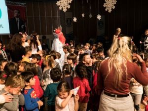 3-6 yaş tiyatro gösterisinde öğrenci velileri ve öğretmenleri sahne aldı