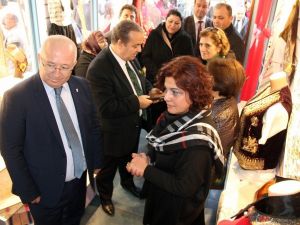 Asırlık motiflerle ekonomiye katkı sağlıyorlar