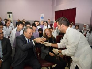 Başkan Çerçi öğrencilerle birlikte deney yaptı