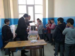 Öğretmenlerden öğrencilere çorba ikramı