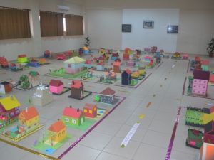 Minikler hayallerindeki evlerin maketini yaptı