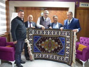 Kadınların dokuduğu ilk halıyı Başkan Çerçi aldı