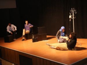 Kütüphane kurduran oyun yeniden sahnelendi