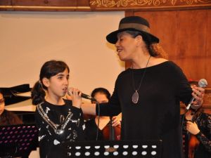 Ünlü caz duayeni sahneyi çocuklarla paylaştı